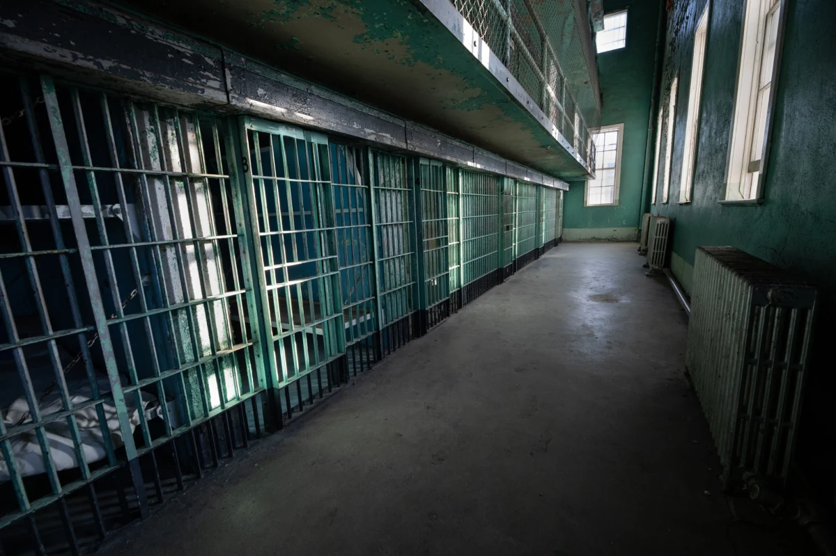 18-letni Kanadyjczyk Laken P. został skazany na 8 miesięcy więzienia za szpiegostwo. Sąd Okręgowy w Warszawie zastosował wobec oskarżonego nadzwyczajne złagodzenie kary. Na jej poczet sąd zaliczył mu także okres tymczasowego aresztowania od 23 maja do 20 grudnia 2024 r.