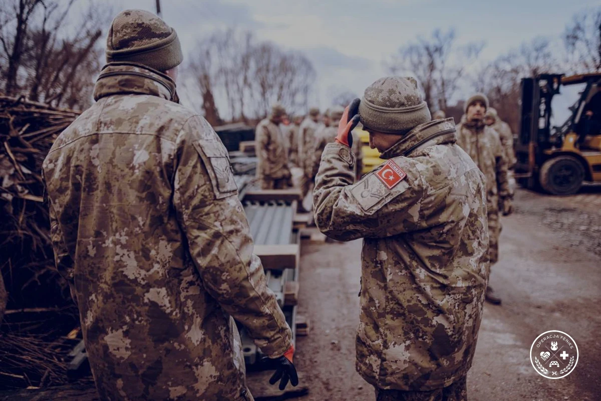 ​Niemal 50 tureckich żołnierzy rozpoczęło w piątek budowę tymczasowego mostu nad Nysą Kłodzką w dolnośląskich Krosnowicach. Przeprawa została zerwana podczas powodzi, do której doszło we wrześniu 2024 r.