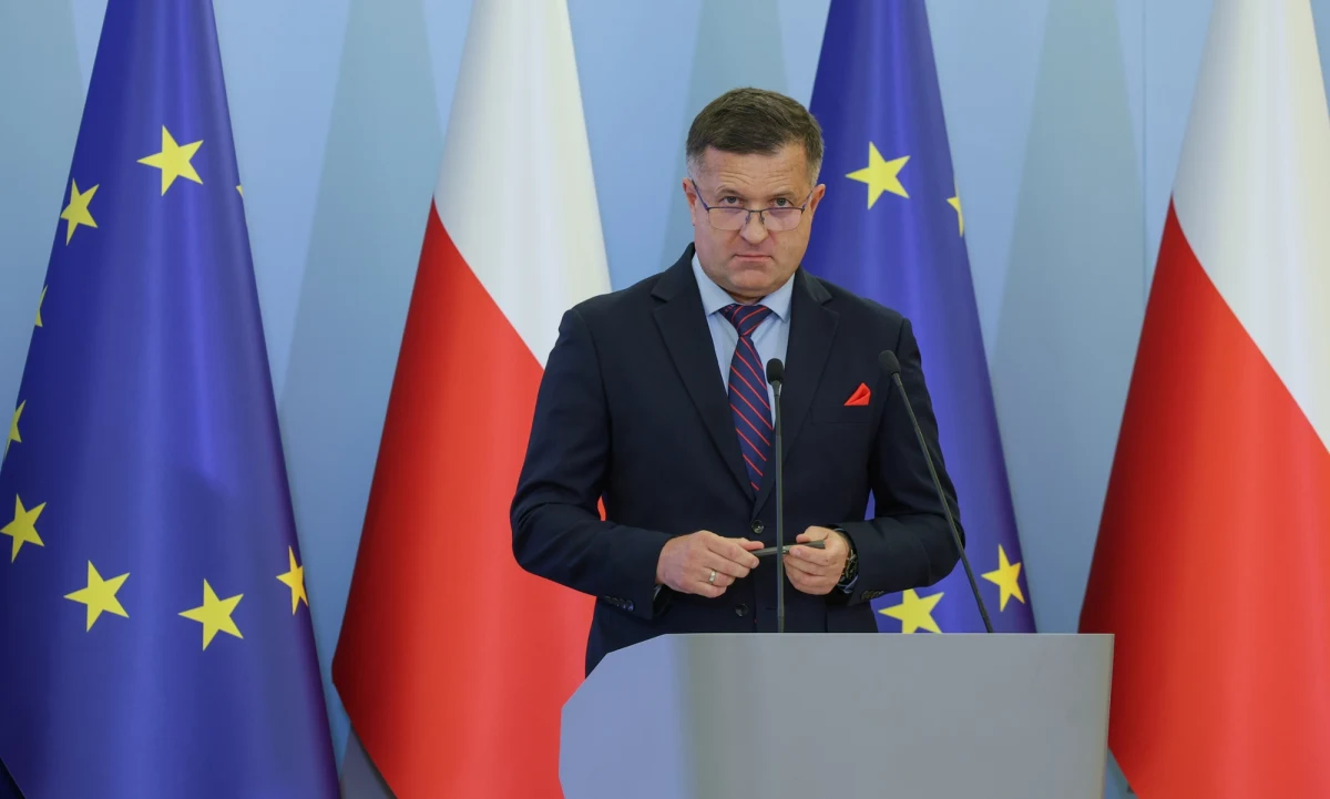 Komisja ds. badania wpływów rosyjskich i białoruskich oceniła, że na przestrzeni lat przeciwdziałanie zagrożeniom dezinformacyjnym ze strony Rosji i Białorusi było niewystarczające i "nierzadko pozorowane"; nie miało charakteru systemowego. Przewodniczący komisji gen. Jarosław Stróżyk poinformował, że w ciągu najbliższych 10 dni komisja złoży zawiadomienie do prokuratury w sprawie likwidacji delegatur ABW, do czego doszło, gdy rządziła Zjednoczona Prawica.