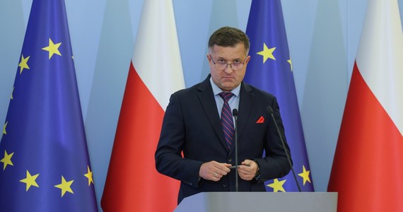 Komisja ds. badania wpływów rosyjskich i białoruskich oceniła, że na przestrzeni lat przeciwdziałanie zagrożeniom dezinformacyjnym ze strony Rosji i Białorusi było niewystarczające i "nierzadko pozorowane"; nie miało charakteru systemowego. Przewodniczący komisji gen. Jarosław Stróżyk poinformował, że w ciągu najbliższych 10 dni komisja złoży zawiadomienie do prokuratury w sprawie likwidacji delegatur ABW, do czego doszło, gdy rządziła Zjednoczona Prawica.