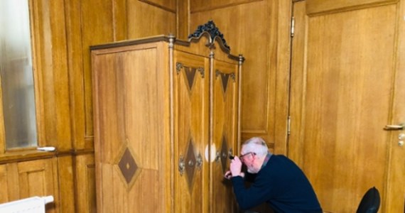 Piotr Wawrzusiak, ekspert od otwierania sejfów, od kilku dni walczy z przedwojenną kasą pancerną w Sejmiku Województwa Łódzkiego [Źródło: RMF FM]