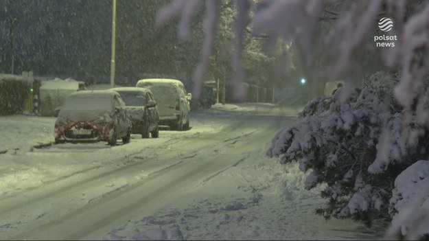 Śnieżyce, silny wiatr, zawieje i zamiecie, a także oblodzenia. Takie warunki będą panować w Polsce, i to już w najbliższych godzinach. Zima wróciła, i to z przytupem. Temperatura też nie będzie przekraczać zera. Materiał dla "Wydarzeń" przygotował Paweł Gadomski.