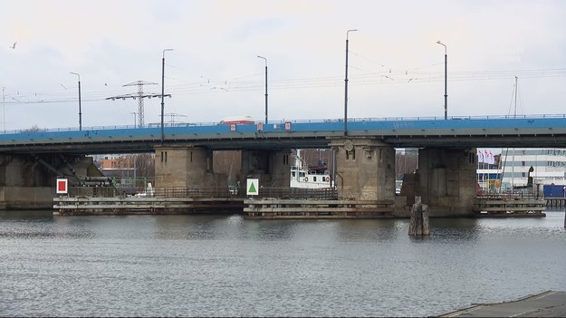 Ogromnych utrudnień w ruchu mogą spodziewać się mieszkańcy Gdańska w związku z zamknięciem Mostu Siennickiego. To bardzo ważna dla miasta przeprawa przez Martwą Wisłę, która zapewnia komunikację z rozległymi dzielnicami, a także plażami. Prace mają potrwać dwa lata. Materiał dla "Wydarzeń" przygotował  Robin Jesse. 