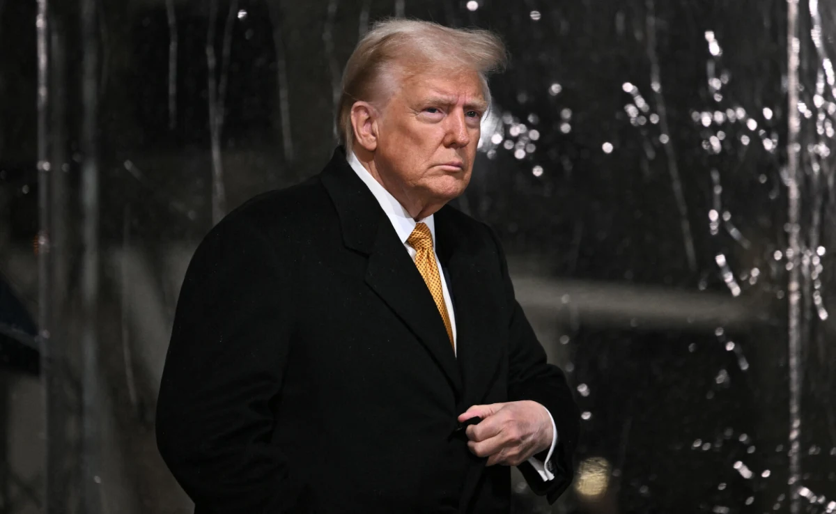 Donald Trump został w piątek skazany przez nowojorski sąd za popełnienie 34 przestępstw związanych z ukrywaniem zapłaty za milczenie aktorki porno Stormy Daniels. Prezydent elekt został co prawda uznany za przestępcę, ale nie otrzymał żadnej dodatkowej kary.