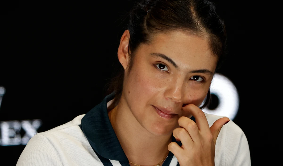 Po bolesnym pogryzieniu przez mrówki czy komary naturalnym odruchem wydaje się sięgnięcie po środek łagodzący swędzenie. Okazuje się jednak, że nie dla wszystkich. Brytyjska tenisistka Emma Raducanu, która w poniedziałek zacznie grę w Australian Open, poinformowała, że odmówiła użycia środka antyseptycznego, w obawie przed możliwymi oskarżeniami o stosowanie dopingu. Zawodniczka tłumaczy swoją postawę doświadczeniami Igi Świątek czy Jannika Sinnera.