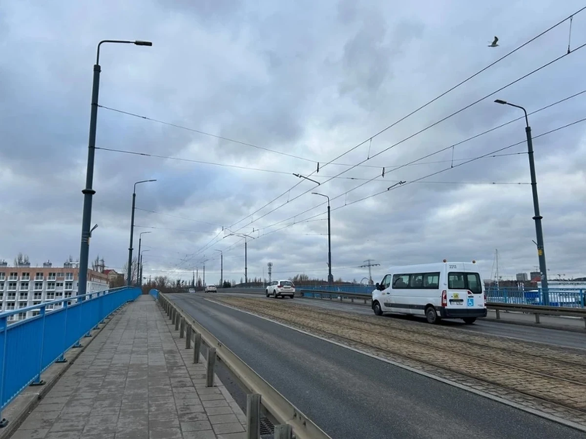Z powodu zamknięcia mostu Siennickiego w Gdańsku od piątku wprowadzone zostaną zmiany w organizacji ruchu i komunikacji miejskiej. Na Przeróbkę i Stogi nie będą dojeżdżały tramwaje – poinformował urząd miasta. Urząd Morski w Gdyni powiadomił z kolei o zamknięciu toru wodnego pod mostem.