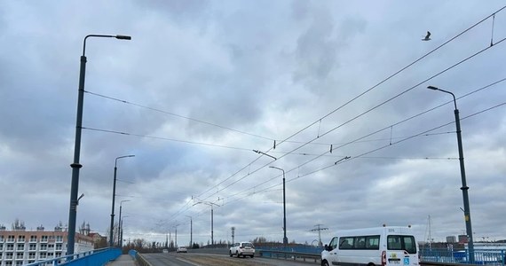 Z powodu zamknięcia mostu Siennickiego w Gdańsku od piątku wprowadzone zostaną zmiany w organizacji ruchu i komunikacji miejskiej. Na Przeróbkę i Stogi nie będą dojeżdżały tramwaje – poinformował urząd miasta. Urząd Morski w Gdyni powiadomił z kolei o zamknięciu toru wodnego pod mostem.