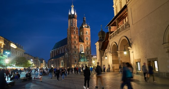 Jest szansa na porozumienie w sprawie uchwały antyhałasowej w Krakowie. W październiku 2024 r. ruch Zabytkowe Centrum zaproponował projekt przepisów ograniczający głośną muzykę, która w nocy budzi mieszkańców. Nie zgadza się na to Krakowska Kongregacja Kupiecka, obawiając się o interesy przedsiębiorców. Napisała nawet w tej sprawie pismo do prezydenta miasta. Jak dowiedziała się reporterka RMF FM, w najbliższych dniach ma jednak dojść do nieoficjalnego spotkania stron.