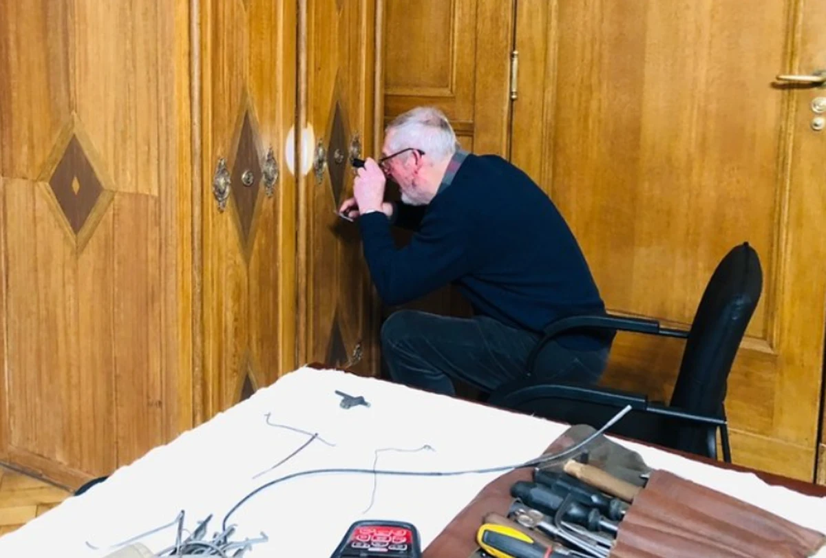 "Łódzki kasiarz" podjął się kolejnej akcji w siedzibie Sejmiku Województwa Łódzkiego. Piotr Wawrzusiak, ekspert od otwierania sejfów, mierzy się z wyjątkowym wyzwaniem - przedwojenną kasą pancerną, która do tej pory opierała się wszystkim próbom otwarcia. Mężczyzna ma na swoim koncie już inne, udane prace przy otwieraniu sejfów. I tym razem nie zamierza się poddawać.