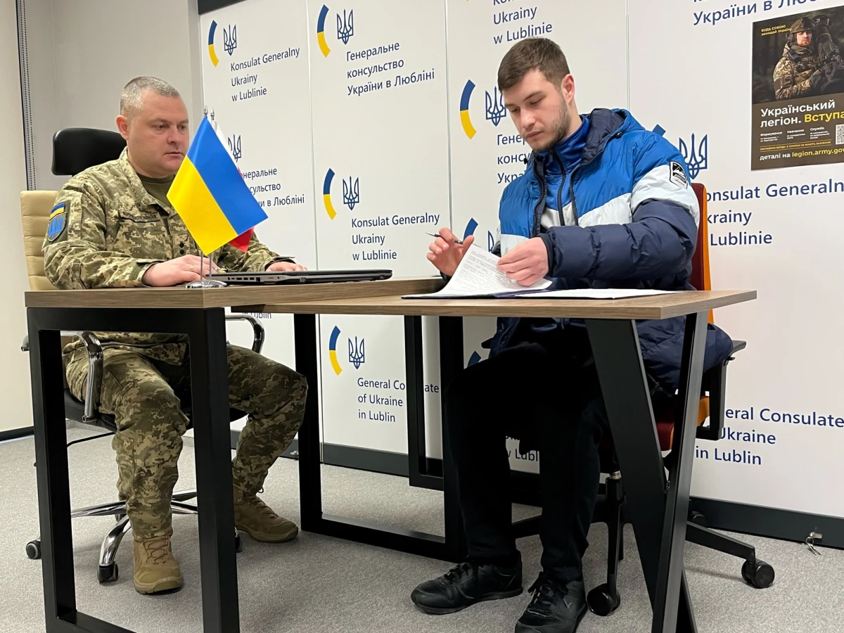 Kolejnych kilkudziesięciu ochotników podpisało w piątek w Lublinie kontrakty ze swoją armią, wstępując dobrowolnie do Legionu Ukraińskiego. To tworzona w Polsce formacja dla obywateli Ukrainy przebywających poza granicami swojego kraju i chcących wrócić na jego terytorium, aby go bronić.