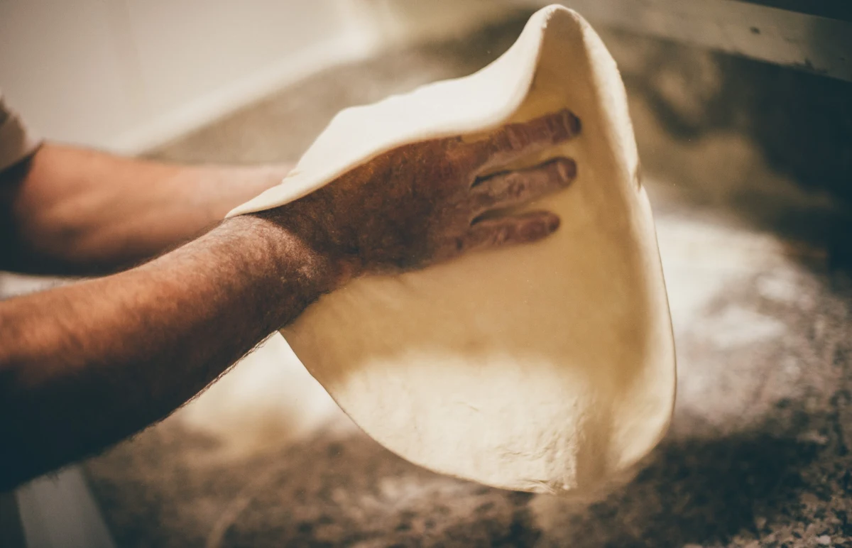 W Neapolu, uznawanym za światową stolicę pizzy, pojawił się nieoczekiwany problem. Brakuje piekarzy pizzy, znanych jako pizzaioli, oraz innych pracowników niezbędnych do funkcjonowania tego typu lokali. Podobna sytuacja panuje też w innych częściach Włoch. W sumie w kraju brakuje ok. 20 tys. piekarzy pizzy