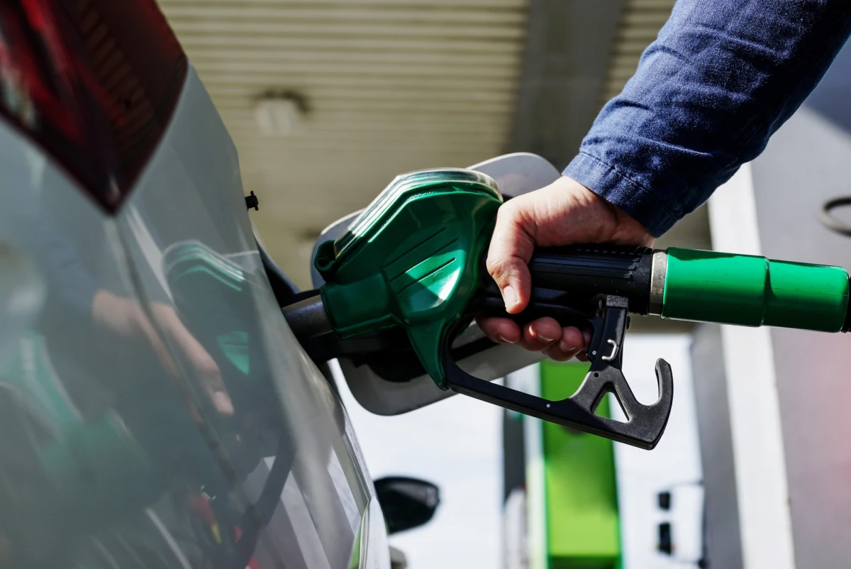 W przyszłym tygodniu istnieje ryzyko podwyżek cen paliw na stacjach. Wynika to z sytuacji na rynku hurtowym - ocenili analitycy Refleksu. Dodali, że za benzynę 95 kierowcy mogą zapłacić średnio 6,10 – 6,17 zł/l, za olej napędowy 6,24– 6,30zł/l, za autogaz 3,20 – 3,26 zł/l.