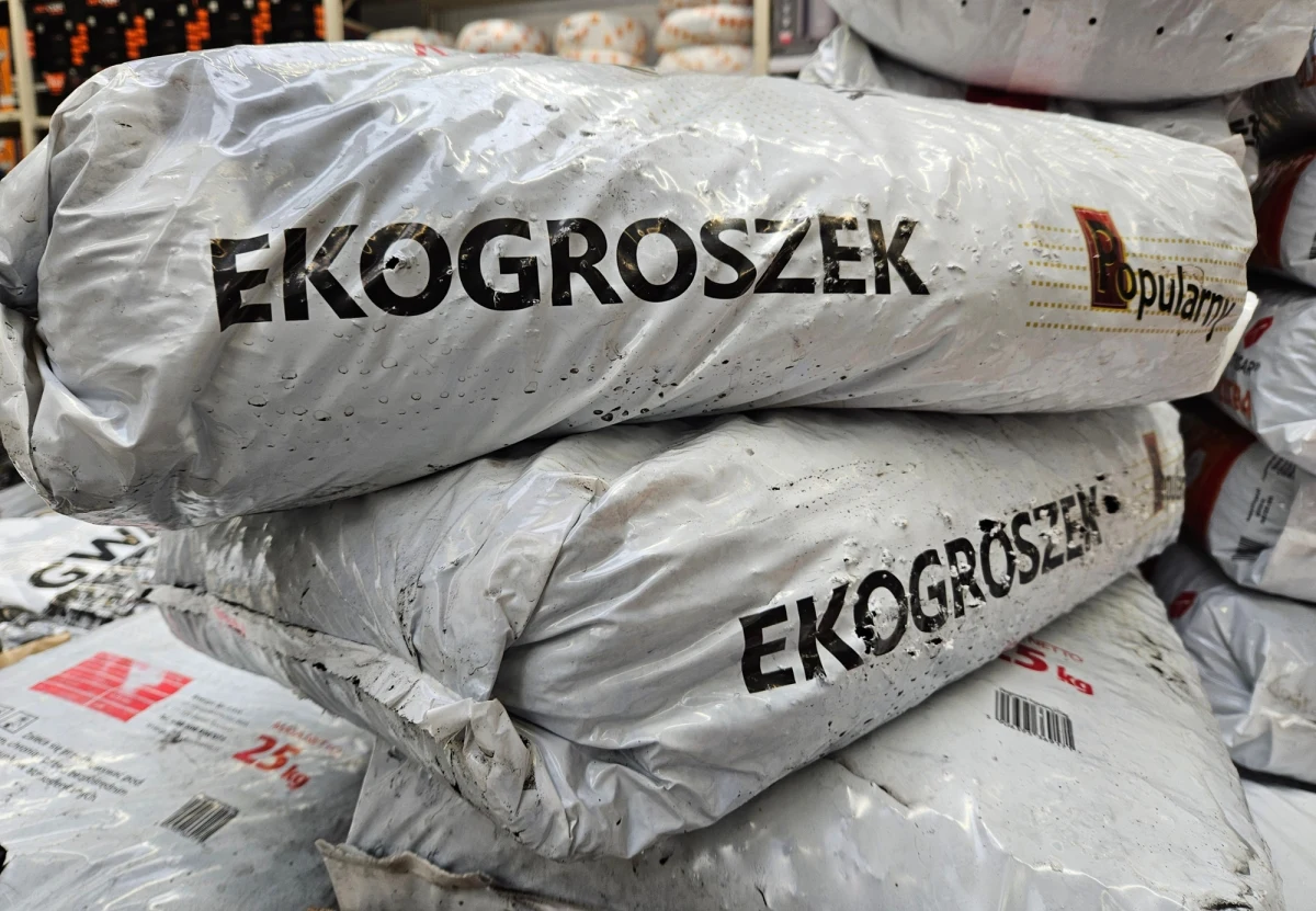 Nietypowe miejsce na ukrycie się przed płońskimi policjantami wybrał sobie 35-latek, poszukiwany od kilku lat za dokonanie szeregu poważnych przestępstw. Trzeba przyznać, że kryjówka była całkiem wyrafinowana - mężczyzna schował się bowiem w piwnicy pod workami z ekogroszkiem. Został zatrzymany i grozi mu do 15 lat więzienia.