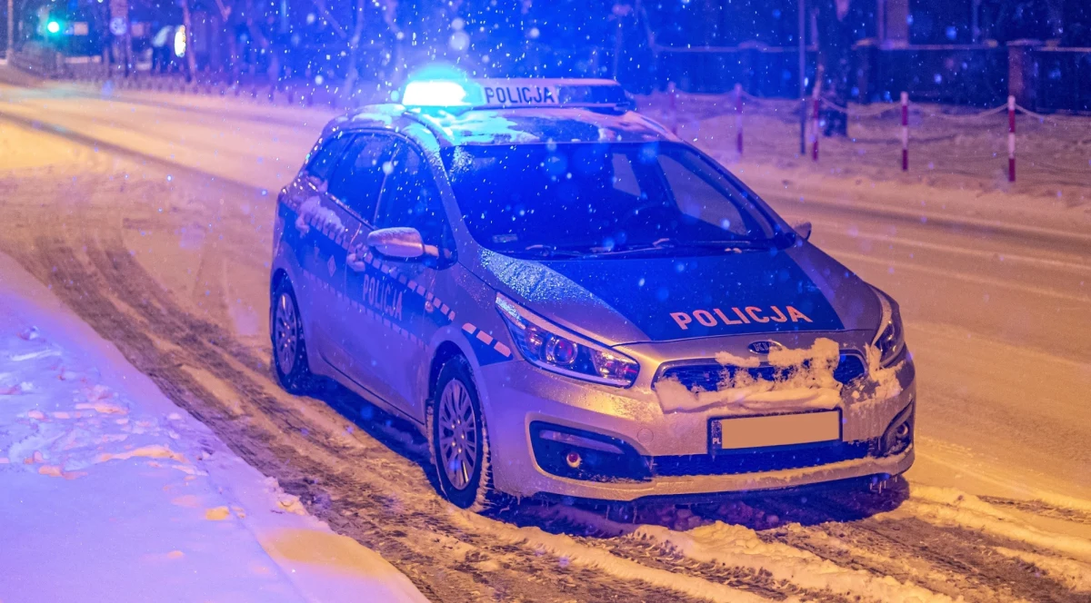 W piątek doszło do serii wypadków drogowych po intensywnych opadach śniegu na Podhalu. Najpoważniejszy miał miejsce na DK7 w Jabłonce, gdzie przed przejściem granicznym ze Słowacją czołowo zderzyły się dwa tiry. Na miejscu lądował śmigłowiec LPR. Jeden z kierowców został ciężko ranny. IMGW wydało ostrzeżenia I stopnia przed oblodzeniem dla obszaru całej Polski. 