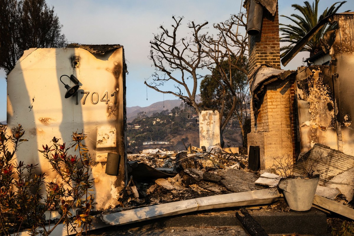 Od wtorku Los Angeles zmaga się z niszczycielskimi pożarami, w wyniku których zginęło już co najmniej 11 osób. Ewakuowało się ponad 180 tys. ludzi, a ogień strawił tysiące budynków. Jedną z osób, które ucierpiały w wyniku żywiołu, jest Anita Stelmasiuk - Polka mieszkająca od wielu lat w Los Angeles. Rozmawiał z nią dziennikarz RMF FM Mateusz Opyrchał. 