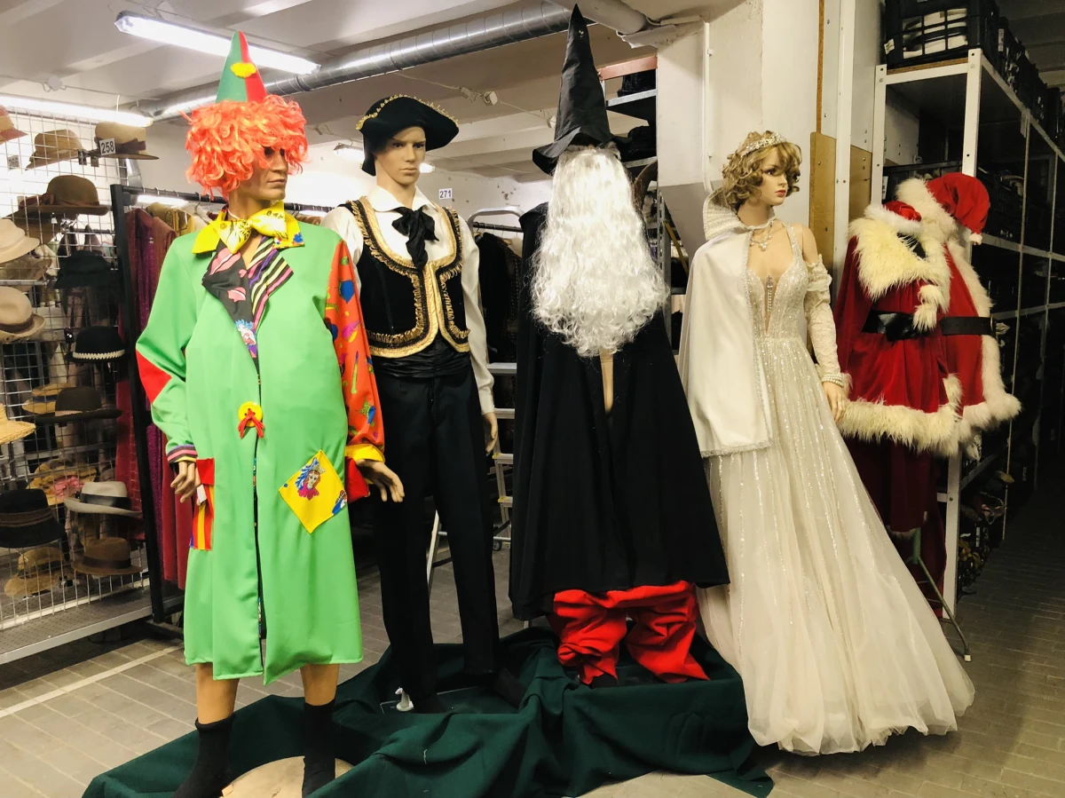 Karnawałowy raj dla fanów przebieranek – to Łódzkie Centrum Filmowe. Instytucja otwiera swoje drzwi i szafy dla wszystkich, którzy chcą wcielić się w swoje ulubione postacie. Ponad 250 tys. kostiumów cywilnych i mundurów oraz niemal 50 tys. rekwizytów – dają niemal nieograniczone możliwości. 