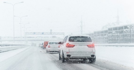 Błoto pośniegowe, oblodzenie, ograniczające widoczność zawieje i zamiecie śnieżne, a także opady śniegu z deszczem - na te warunki muszą przygotować się w sobotę kierowcy. Generalna Dyrekcja Dróg Krajowych i Autostrad poinformowała o poranku, że służby drogowe pracowały całą noc i aktualnie wszystkie drogi krajowe są przejezdne. Są jednak takie trasy, na których trzeba zachować szczególną ostrożność. 