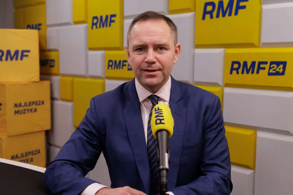 "Nie możemy dzisiaj mówić o przełomie w sprawie ekshumacji na Wołyniu. Cieszy mnie decyzja premiera, ale tych przełomów, a bardziej deklaracji przełomów, przeżywaliśmy już wiele. O jednym z nich informował szef polskiej dyplomacji Radosław Sikorski. Nie doszło do niego. Nie wiem, co pan premier uznaje za przełom" - powiedział Karol Nawrocki, prezes Instytutu Pamięci Narodowej, kandydat na prezydenta RP popierany przez Prawo i Sprawiedliwość, który był gościem Krzysztofa Ziemca w RMF FM. Nawrocki odpowiadał też na pytania słuchaczy RMF FM. Mówił m.in. o tym, że nie zapaliłby świec chanukowych w Pałacu Prezydenckim, nie podpisałby ustawy o podwyższeniu wieku emerytalnego, a kwestia katastrofy smoleńskiej jest jeszcze niewyjaśniona. 