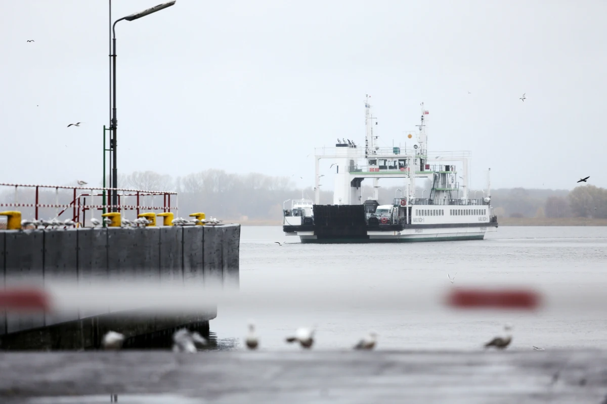 Świnoujście walczy z cofką powodziową. Nad morzem wieje silnie z północy, który wtłacza morską wodę do kanału Świny. Poziom wody o 40 cm przekracza stan alarmowy. Najtrudniejsza sytuacja jest w porcie.