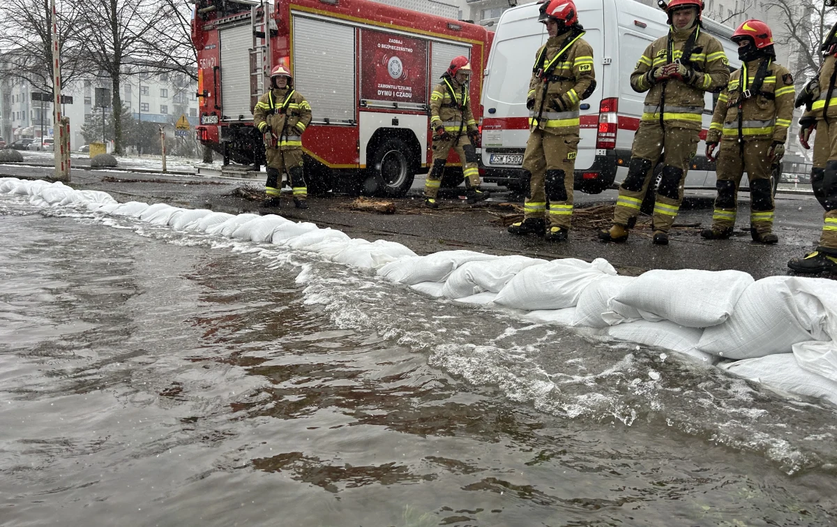 ​Nie tylko śnieg, ale też silny północny wiatr daje się we znaki na północy Polski. Dla rejonów nadmorskich taka pogoda oznacza jedno: cofkę, gdy wiatr wpycha wodę z morza w głąb lądu. Z podtopieniami walczą m.in. Świnoujście, Dziwnów i Łeba.