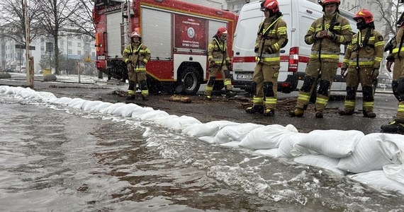 ​Nie tylko śnieg, ale też silny północny wiatr daje się we znaki na północy Polski. Dla rejonów nadmorskich taka pogoda oznacza jedno: cofkę, gdy wiatr wpycha wodę z morza w głąb lądu. Z podtopieniami walczą m.in. Świnoujście, Dziwnów i Łeba.