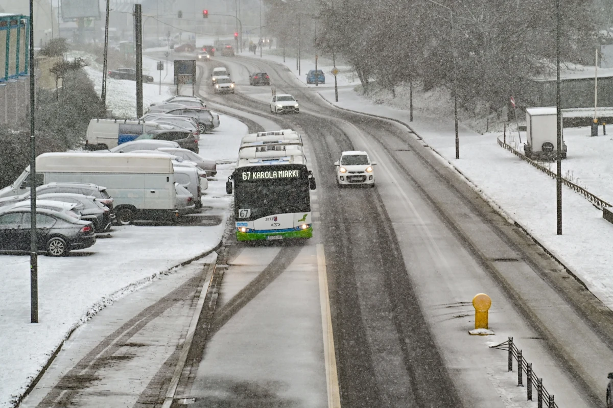 Błoto pośniegowe, oblodzenie, ograniczające widoczność zawieje i zamiecie śnieżne, a także opady śniegu z deszczem - z takimi warunkami mierzyli się w sobotę kierowcy. Na drogach było niebezpiecznie. Do śmiertelnego wypadku doszło na krajowej "dziesiątce" w województwie kujawsko-pomorskim. Między miejscowościami Gajtowo i Przyłubie ciężarówka zderzyła się z samochodem osobowym. Zginął kierowca osobówki. Utrudnienia trwały tam aż 11 godzin.