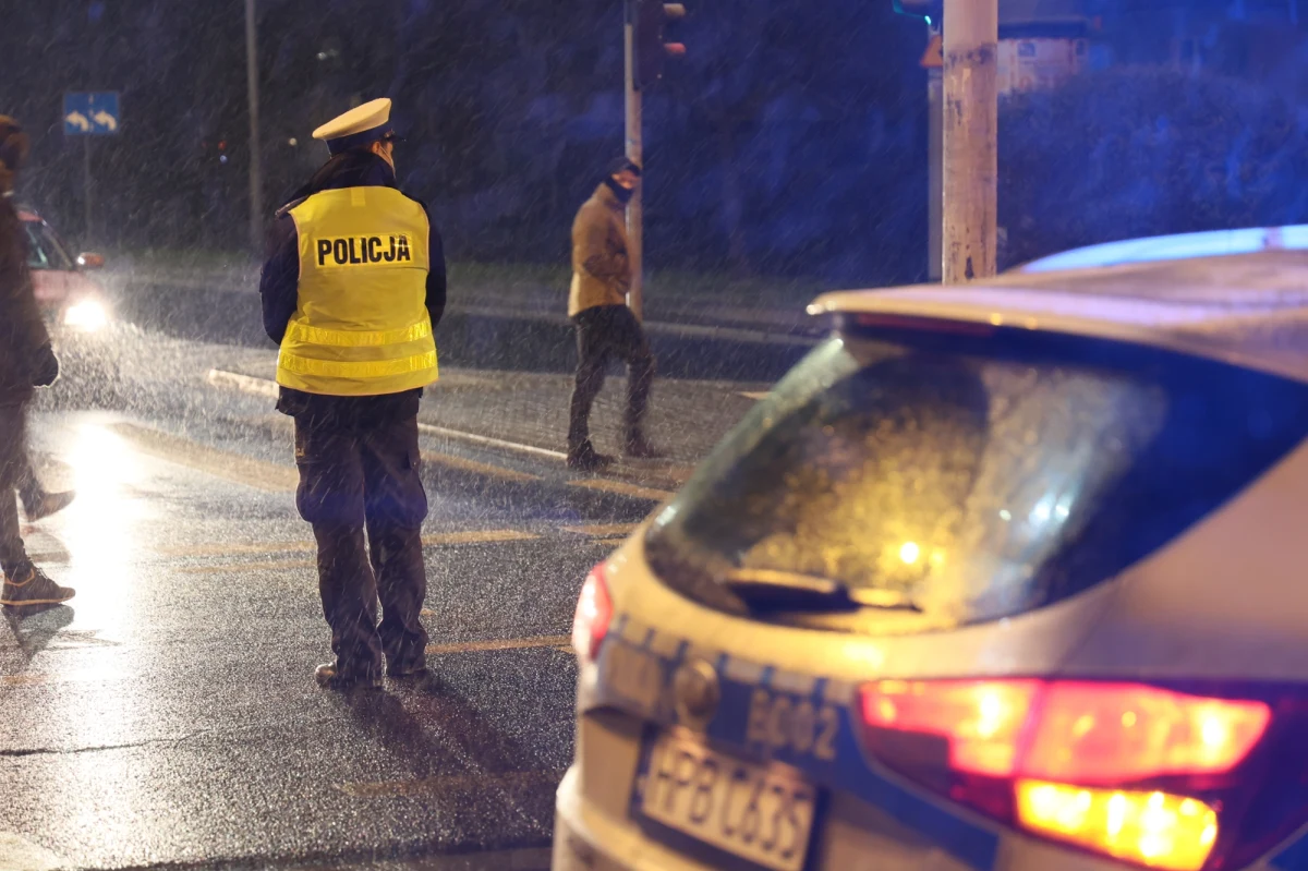 Ciało mężczyzny znaleziono w sobotę kontenerze na śmieci w centrum Jasła na Podkarpaciu. Policjanci z grupy dochodzeniowo-śledczej pracują nad wyjaśnieniem okoliczności jego śmierci.