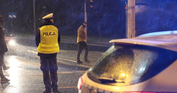 Ciało mężczyzny znaleziono w sobotę kontenerze na śmieci w centrum Jasła na Podkarpaciu. Policjanci z grupy dochodzeniowo-śledczej pracują nad wyjaśnieniem okoliczności jego śmierci.