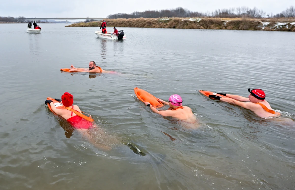 Prawie 40 osób przeprawiło się wpław przez Wisłę w Sandomierzu. W sobotę śmiałkowie zmierzyli się z 500-metrowym odcinkiem rzeki o temperaturze wody wynoszącej zaledwie 2 stopnie Celsjusza. To już ósma edycja Zimowej Przeprawy Wisły Wpław, która przyciągnęła entuzjastów z całej Polski.