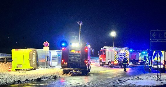 Tragiczny wypadek autokaru na autostradzie A11 w Niemczech, w pobliżu granicy z Polską. Zginęły dwie osoby, a kilkanaście jest rannych, w tym cztery ciężko. Pojazd jechał z Berlina do Szczecina. Autokar Flixbus przewrócił się, wjeżdżając na parking przy autostradzie. 