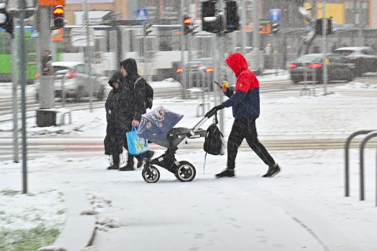 Instytut Meteorologii i Gospodarki Wodnej wydał ostrzeżenie I stopnia przed oblodzeniem na noc z soboty na niedzielę. Dotyczy ono woj. pomorskiego oraz części woj. zachodniopomorskiego oraz kujawsko-pomorskiego. Ostrzeżenie obowiązuje do niedzieli do godz. 9. IMGW nadal ostrzega także przed niebezpiecznymi warunkami atmosferycznymi w całym kraju: intensywnymi opadami śniegu, zamieciami i wezbraniem wody na Bałtyku.