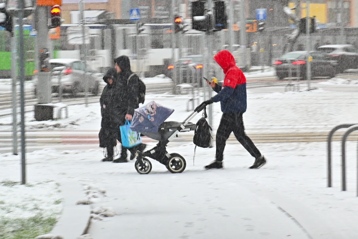 Instytut Meteorologii i Gospodarki Wodnej wydał ostrzeżenie I stopnia przed oblodzeniem na noc z soboty na niedzielę. Dotyczy ono woj. pomorskiego oraz części woj. zachodniopomorskiego oraz kujawsko-pomorskiego. Ostrzeżenie obowiązuje do niedzieli do godz. 9. IMGW nadal ostrzega także przed niebezpiecznymi warunkami atmosferycznymi w całym kraju: intensywnymi opadami śniegu, zamieciami i wezbraniem wody na Bałtyku.