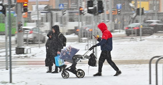 Instytut Meteorologii i Gospodarki Wodnej wydał ostrzeżenie I stopnia przed oblodzeniem na noc z soboty na niedzielę. Dotyczy ono woj. pomorskiego oraz części woj. zachodniopomorskiego oraz kujawsko-pomorskiego. Ostrzeżenie obowiązuje do niedzieli do godz. 9. IMGW nadal ostrzega także przed niebezpiecznymi warunkami atmosferycznymi w całym kraju: intensywnymi opadami śniegu, zamieciami i wezbraniem wody na Bałtyku.