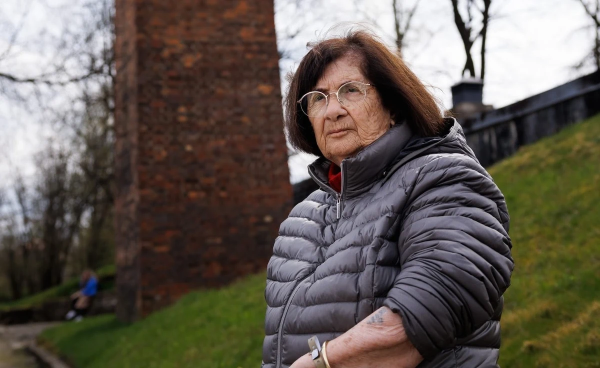 „Nigdy, przenigdy w Oświęcimiu na obchodach nie zakładam tej symbolicznej, pasiakowej chustki. Razi mnie to. Niech sobie tam powieszą ten pasiak na pokaz. Ja niczego nie muszę udawać. Nie muszę przebierać się za więźniarkę. Ja nią byłam. Pamiętam to, ale pamiętam też, kim jestem teraz” - mówi Halina Birenbaum, polsko-izraelska poetka, pisarka i tłumaczka urodzona w 1929 roku w Warszawie. „Kiedy jest Dzień Pamięci, czyli obchody wyzwolenia, to się szykuję. Zakładam biżuterię, złoty zegarek. W obozie byłam bosa, naga, zawszona. Jak miałam wolną chwilę, to tylko zgniatałam wszy między szwami w ubraniu. Kiedyś ubrałam sobie złoty łańcuszek i pierścionek, i stanęłam przed lustrem. Pomyślałam: to ja. To też ja” - dodaje w rozmowie z Magdaleną Olejnik z RMF FM przy okazji 80. rocznicy wyzwolenia niemieckiego nazistowskiego obozu koncentracyjnego i zagłady Auschwitz.