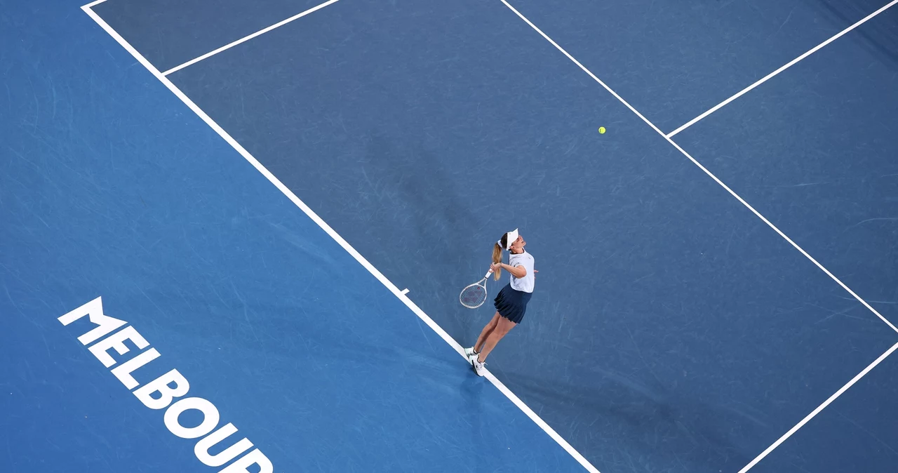 Organizatorzy Australian Open mają problemy z pogodą od pierwszego dnia zmagań, mecze toczą się głównie na zadaszonych kortach