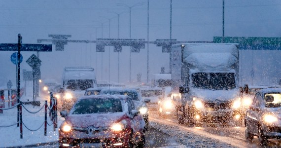 Oblodzenie, opady marznące, zawieje i zamiecie śnieżne - przed tym ostrzega IMGW mieszkańców całej Polski. Alerty 1. stopnia - a na południu, w rejonach górskich, 2. stopnia - obowiązują od niedzielnego poranka do poniedziałku, 13 stycznia, do godz. 7:30. Na północy, od powiatu kołobrzeskiego w Zachodniopomorskiem do powiatu braniewskiego w Warmińsko-Mazurskiem, dodatkowo obowiązują alerty 1. stopnia przed silnym wiatrem. W niedzielny poranek GDDKiA podała, że wszystkie drogi krajowe są przejezdne, lecz na niektórych trasach kierowcy muszą liczyć się z utrudnieniami. Gdzie dokładnie?