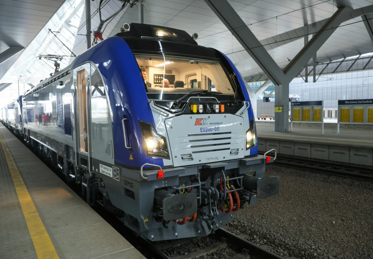 Nawet kilka godzin opóźnienia mają pociągi poruszające się w województwie zachodniopomorskim. Utrudnienia czekają podróżnych też w Małopolsce i na Śląsku. Powodem są intensywne opady śniegu, ale nie tylko. Gdzie sytuacja jest najgorsza?