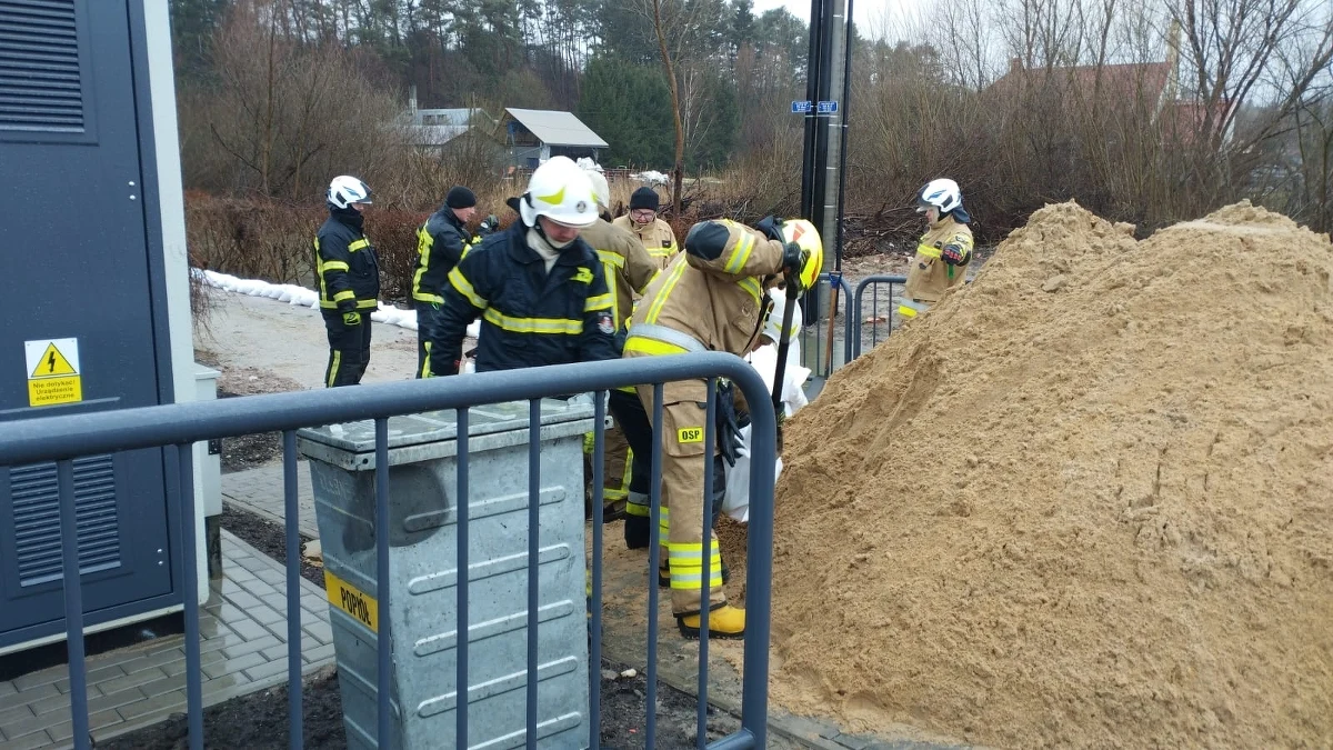 Stan pogotowia przeciwpowodziowego wprowadzono w niedzielę po godz. 12 w Elblągu w Warmińsko-Mazurskiem w związku z cofką i podtopieniami. Strażacy ułożyli w mieście worki z piaskiem. W najbardziej newralgicznym punkcie, czyli na Bulwarze Zygmunta Augusta zachowawczo rozwinięto również rękawy przeciwpowodziowe. 