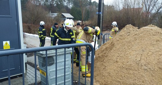 Stan pogotowia przeciwpowodziowego wprowadzono w niedzielę po godz. 12 w Elblągu w Warmińsko-Mazurskiem w związku z cofką i podtopieniami. Strażacy układają w mieście worki z piaskiem. W najbardziej newralgicznym punkcie, czyli na Bulwarze Zygmunta Augusta zachowawczo rozwijane są również rękawy przeciwpowodziowe. 