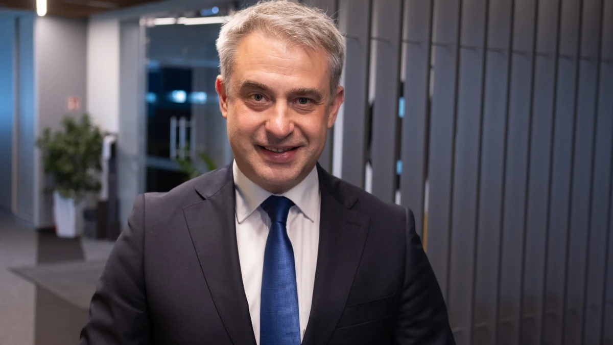 Ministerstwo Cyfryzacji nie spełni kolejnych postulatów przewoźników w sprawie weryfikacji praw jazdy - przyznaje w RMF FM szef tego resortu, wicepremier Krzysztof Gawkowski. Część właścicieli firm transportowych ma uwagi do narzędzia, które w tym tygodniu zaproponowało Ministerstwo Cyfryzacji. Chodzi o dodatkowy program informatyczny, w którym można sprawdzić, czy kierowca wciąż ma uprawnienia do kierowania pojazdami. Przewoźnicy postulują, by informacja o utracie prawa jazdy była wysyłana automatycznie.