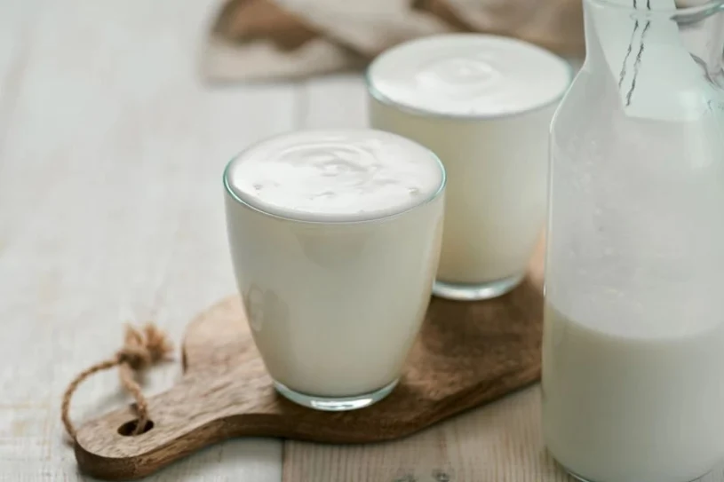 Co wybrać kefir czy maślankę? Sprawdź, który napój będzie lepszy dla ciebie