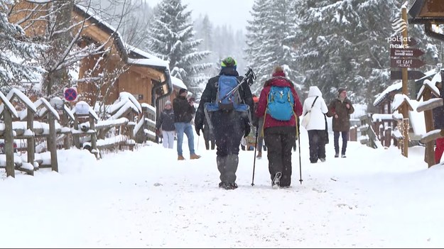 W całym kraju sypie śnieg, na Bałtyku sztorm. Silny wiatr wtłacza wodę w głąb lądu, w Elblągu zmuszając strażaków do zabezpieczania miasta. Niewiele lepiej jest na południu. Tam na drogach ślizgawka. Warunki są koszmarne i dla kierowców, i pieszych. Już doszło do kilku tragicznych wypadków. 