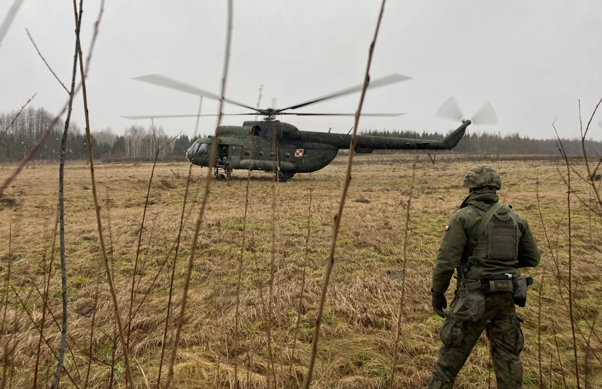 Do zaledwie kilku na dobę spadły w ostatnich tygodniach próby nielegalnego przekroczenia polskiej granicy od strony Białorusi. Z końcem stycznia minie dokładnie pół roku od rozpoczęcia w północno-wschodniej części kraju operacji "Bezpieczne Podlasie". Trzonem tego działania jest 18. Dywizja Zmechanizowana, razem z podległymi jej na czas operacji jednostkami. Jednorazowo przy granicy z Białorusią stacjonuje około 6 tysięcy żołnierzy, którzy całą dobę pilnują tzw. paska granicznego. W całość tych działań, w systemie rotacyjnym, zaangażowanych jest 17 tysięcy mundurowych. Co zmieniło się na granicy od rozpoczęcia akcji "Bezpieczne Podlasie"? 