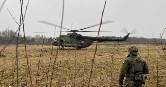 Do zaledwie kilku na dobę spadły w ostatnich tygodniach próby nielegalnego przekroczenia polskiej granicy od strony Białorusi. Z końcem stycznia minie dokładnie pół roku od rozpoczęcia w północno-wschodniej części kraju operacji "Bezpieczne Podlasie". Trzonem tego działania jest 18. Dywizja Zmechanizowana, razem z podległymi jej na czas operacji jednostkami. Jednorazowo przy granicy z Białorusią stacjonuje około 6 tysięcy żołnierzy, którzy całą dobę pilnują tzw. paska granicznego. W całość tych działań, w systemie rotacyjnym, zaangażowanych jest 17 tysięcy mundurowych. Co zmieniło się na granicy od rozpoczęcia akcji "Bezpieczne Podlasie"? 