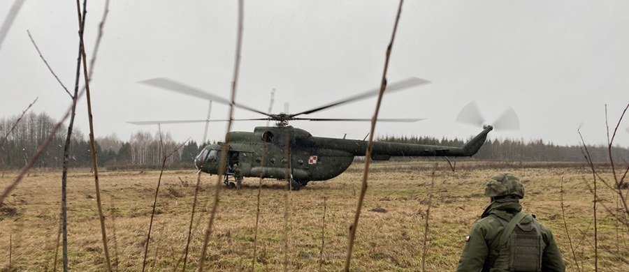 Do zaledwie kilku na dobę spadły w ostatnich tygodniach próby nielegalnego przekroczenia polskiej granicy od strony Białorusi. Z końcem stycznia minie dokładnie pół roku od rozpoczęcia w północno-wschodniej części kraju operacji "Bezpieczne Podlasie". Trzonem tego działania jest 18. Dywizja Zmechanizowana, razem z podległymi jej na czas operacji jednostkami. Jednorazowo przy granicy z Białorusią stacjonuje około 6 tysięcy żołnierzy, którzy całą dobę pilnują tzw. paska granicznego. W całość tych działań, w systemie rotacyjnym, zaangażowanych jest 17 tysięcy mundurowych. Co zmieniło się na granicy od rozpoczęcia akcji "Bezpieczne Podlasie"? 