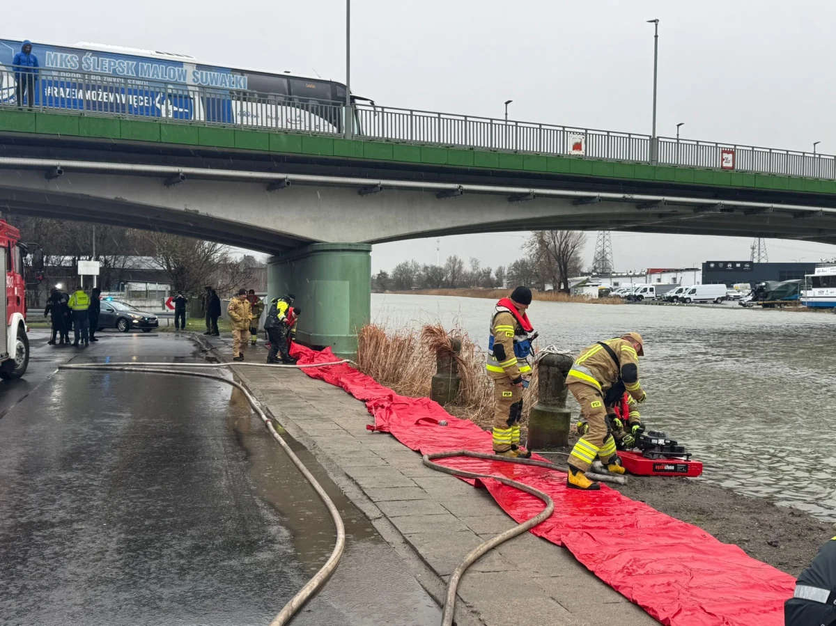 W związku z cofką strażacy interweniowali w kilku nadmorskich miejscowościach: w Sztutowie, Kątach Rybackich, Świerznicy, Rewie i Mechelinkach. Stan pogotowia przeciwpowodziowego wprowadzono w niedzielę w Elblągu (Warmińsko-Mazurskie). Na szczęście, wieczorem stan wody w rzece Elbląg obniżył się.
