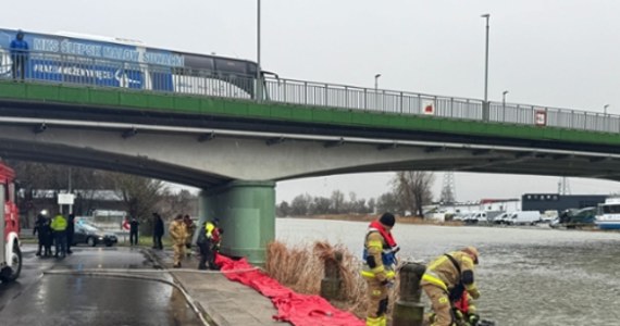 W związku z cofką strażacy interweniowali w kilku nadmorskich miejscowościach: w Sztutowie, Kątach Rybackich, Świerznicy, Rewie i Mechelinkach. Stan pogotowia przeciwpowodziowego wprowadzono w niedzielę w Elblągu (Warmińsko-Mazurskie). Na szczęście, wieczorem stan wody w rzece Elbląg obniżył się.
