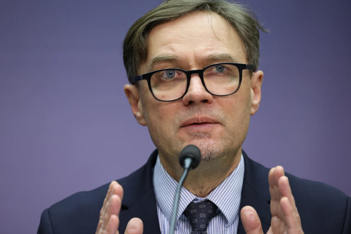 Rzecznik MSZ Paweł Wroński poinformował PAP, że Polska nie odmówiła słowackiej delegacji, która w niedzielę rozpoczęła wizytę w Moskwie, możliwości przelotu nad swoim terytorium. Według Wrońskiego strona słowacka wysłała niekompletne dokumenty, a poproszona o ich uzupełnienie zdecydowała o zmianie trasy.