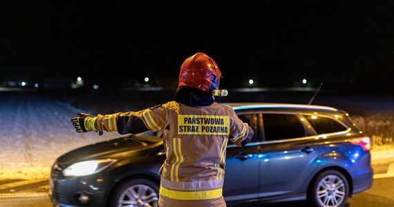 Do bardzo niebezpiecznego zdarzenia doszło w niedzielny wieczór w Nowej Hucie w Krakowie. Kierowca wpadł w poślizg i uderzył w dystrybutor LPG. Doszło do wycieku gazu. Strażacy rozstawili kurtyny wodne, by rozproszyć unoszące się opary paliwa i zapobiec ich zapłonowi.