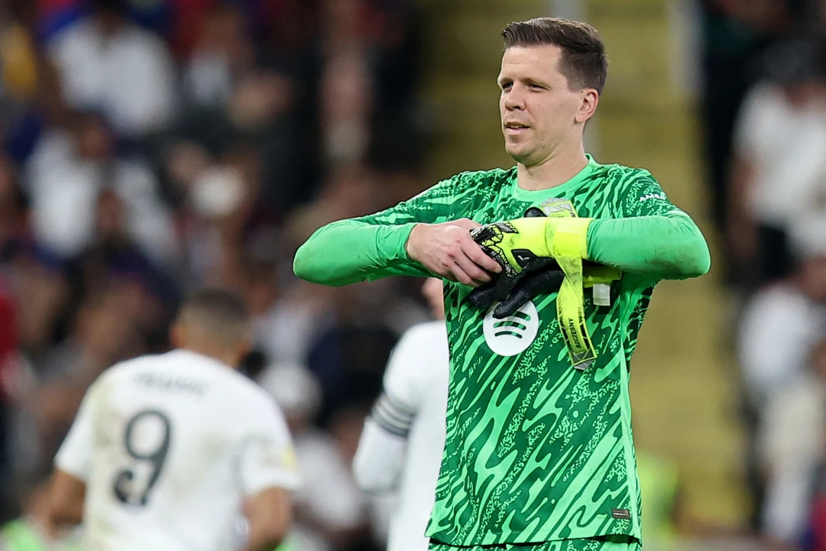 Wojciech Szczęsny, który po raz trzeci stanął w bramce Barcelony, został ukarany czerwoną kartką w 57. minucie meczu o piłkarski Superpuchar Hiszpanii z Realem Madryt, który odbył się w Dżuddzie w Arabii Saudyjskiej. W momencie faulu Polaka na Francuzie Kylianie Mbappe Katalończycy prowadzili 5:1. Robert Lewandowski zdobył w tym meczu gola i miał asystę. Barcelona wygrała z Realem w El Clasico i zdobyła trofeum. 